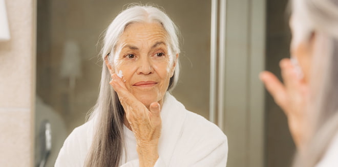 Dermatologische Pflege für reife Haut