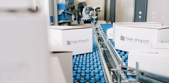 haar-shop.ch Packages on conveyor belt