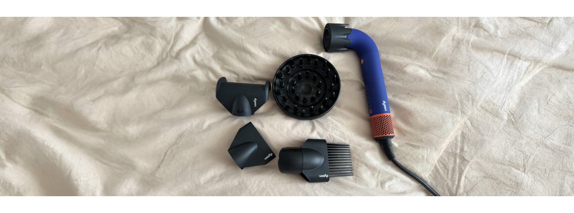 der dyson supersonic r mit allen aufsatzen mit beigem hintergrund