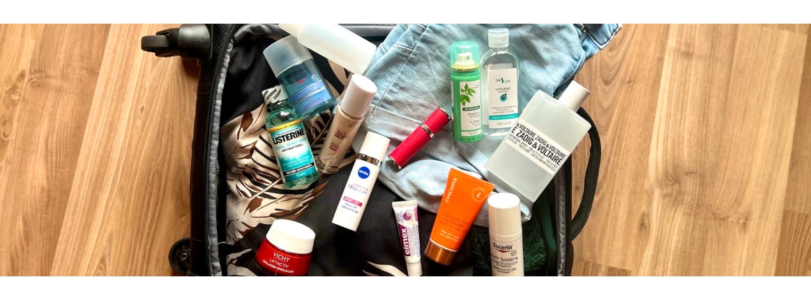 valise contenant des produits de beaute en format voyage