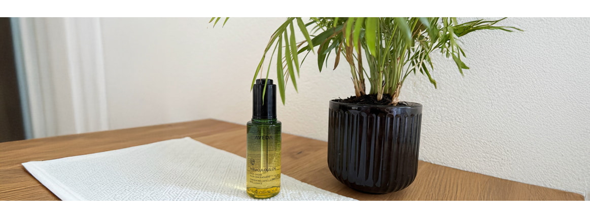 vier bobbi brown long wear cream shadow sticks auf weisser fläche im sonnenlicht