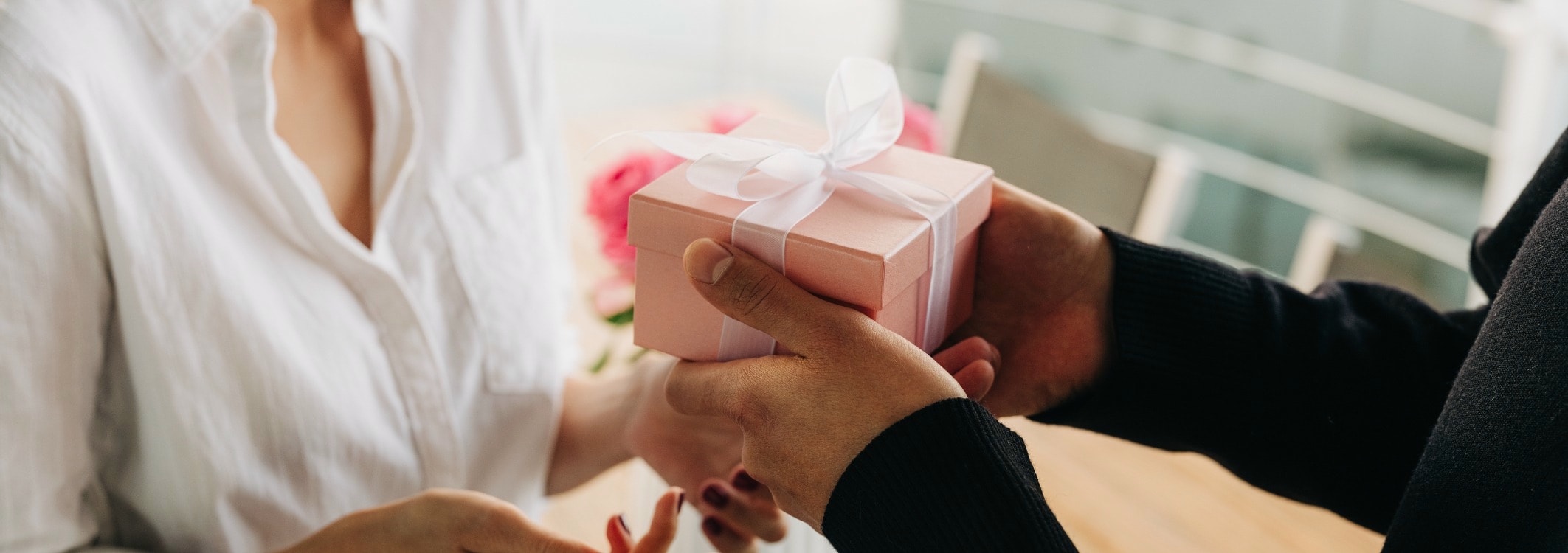 haende ueberreichen ein geschenk