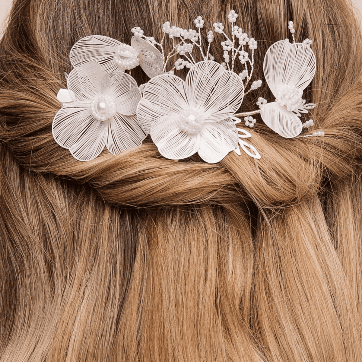 Hair clip with delicate leaves and pearls, white