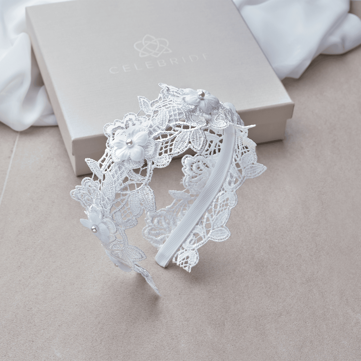 Serre-tête romantique avec délicate dentelle, petites fleurs en tissu et perles