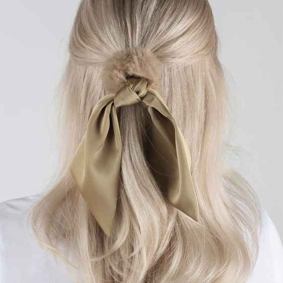Fausse Fourrure Scrunchie avec Noeud en Satin - rose et beige