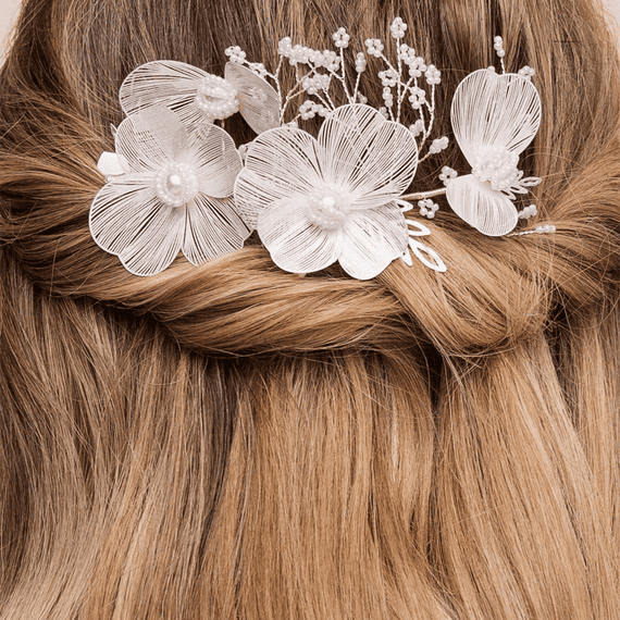 Hair clip with delicate leaves and pearls, white