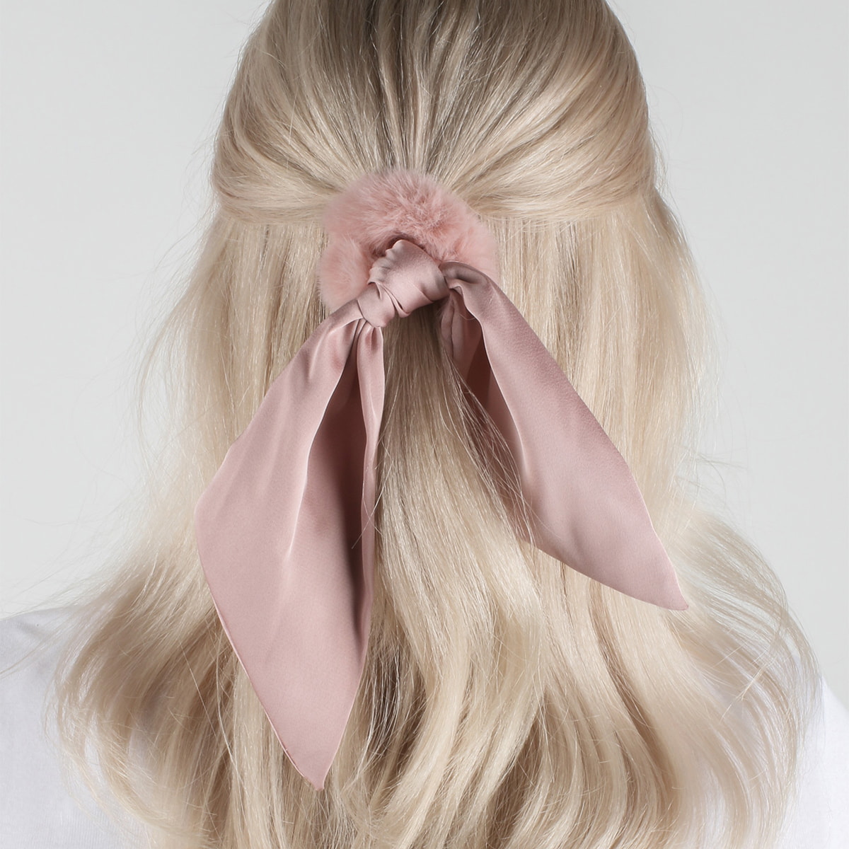 Fausse Fourrure Scrunchie avec Noeud en Satin - rose et beige