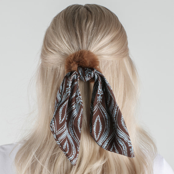 Fausse Fourrure Scrunchie avec Noeud en Satin - marron et noir