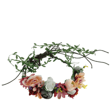 Üppiger Blumenkranz zum Binden