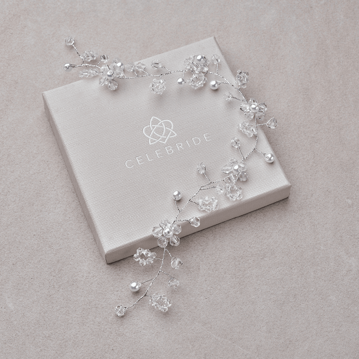 Accessoire décoratif pour cheveux dans un style bohème, fil fin, fait main avec perles et petites fleurs