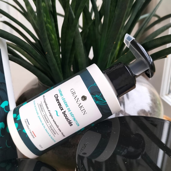 Crème lègère de définition cheveux bouclés