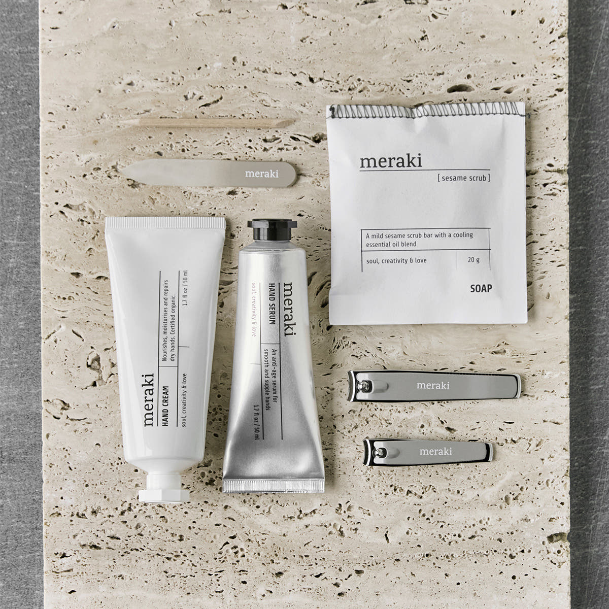 	Confezione regalo Crema mani + Siero mani + Sapone + Set per unghie