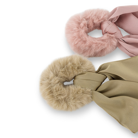 Fausse Fourrure Scrunchie avec Noeud en Satin - rose et beige