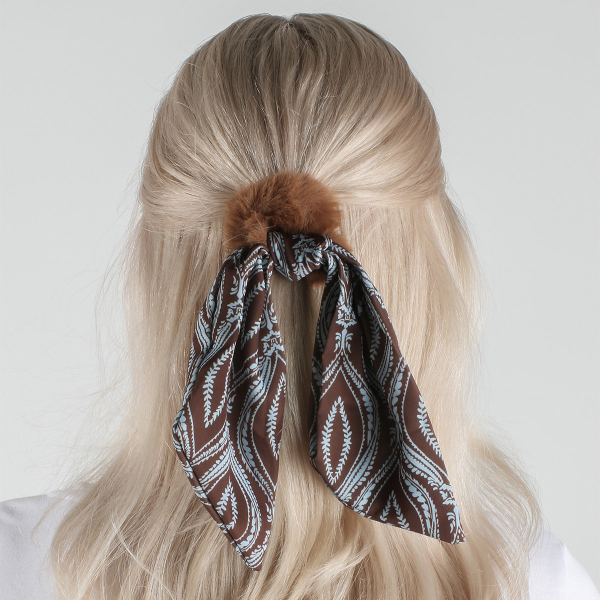 Fausse Fourrure Scrunchie avec Noeud en Satin - marron et noir