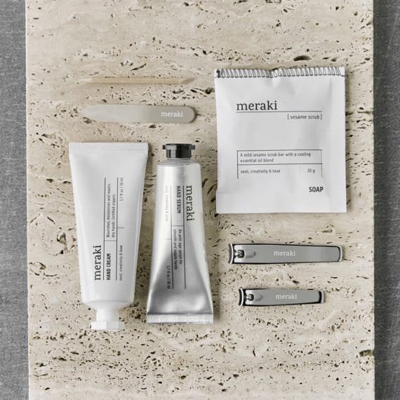 	Confezione regalo Crema mani + Siero mani + Sapone + Set per unghie