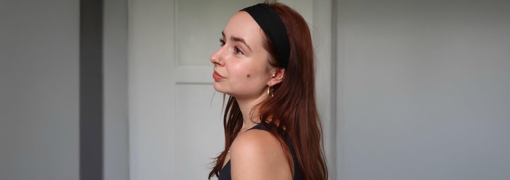 frau mit stirnband in den haaren