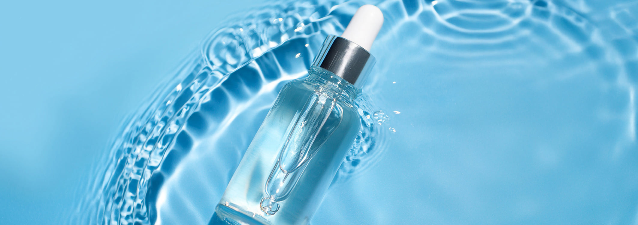 Kosmetikfalsche auf einem Wasser Hintergrund