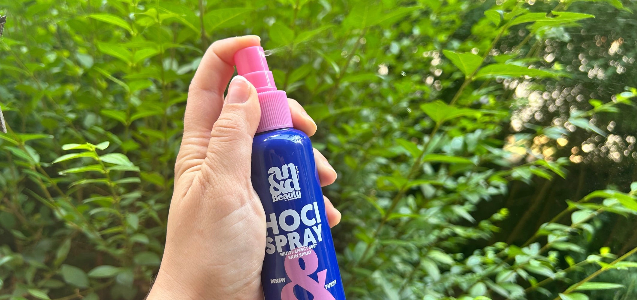 hoci spray est pulverise devant des plantes vertes