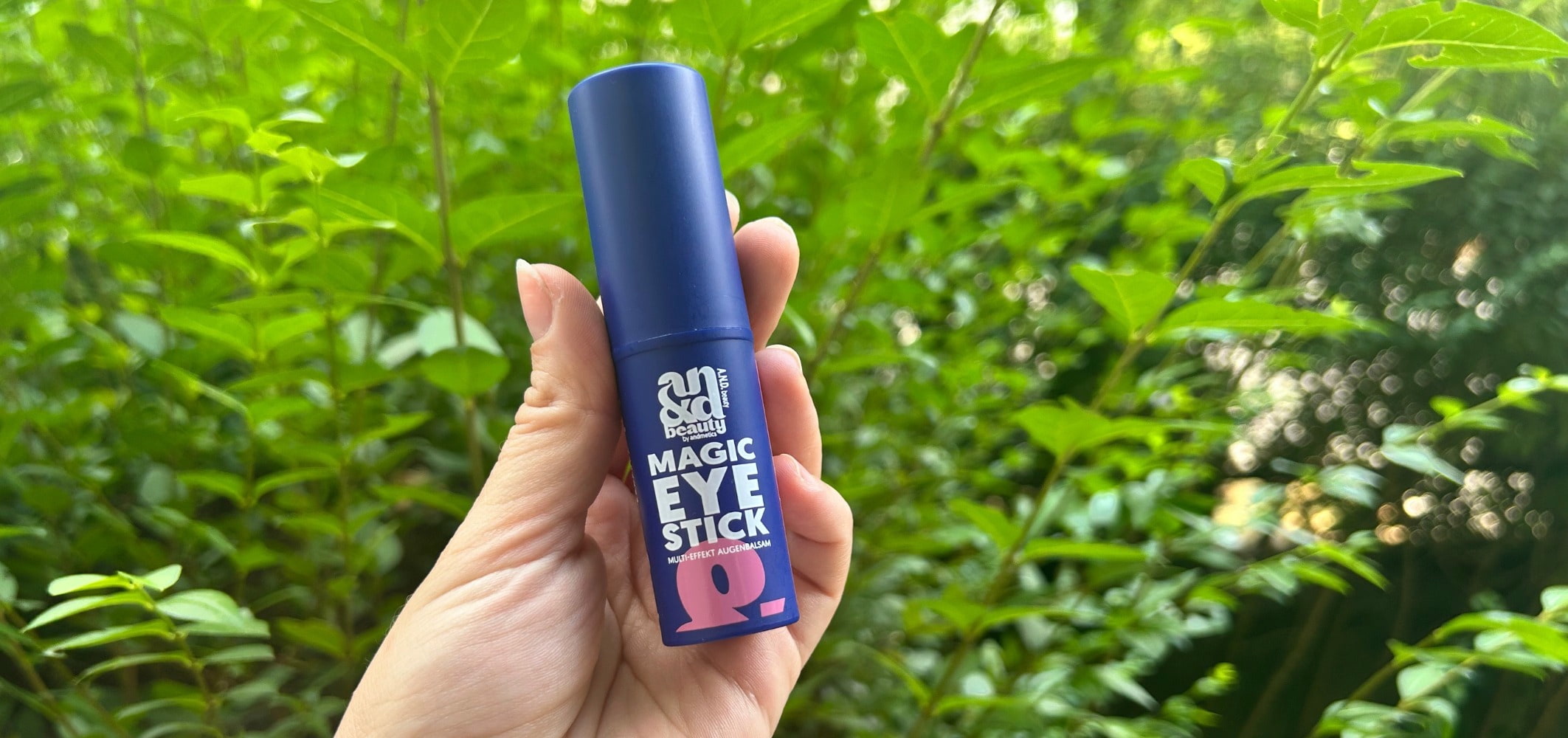 produit magic eyestick devant des plantes vertes dans les mains