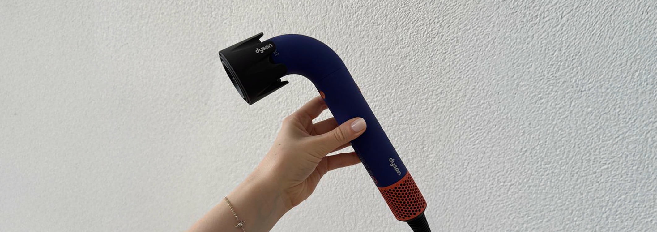 Schnell Trocknungsaufsatz von Dyson mit weissem Hintergund