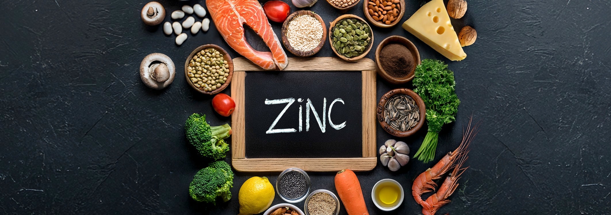 fond noir avec des aliments tout autour et au centre, un panneau portant l\'inscription zinc