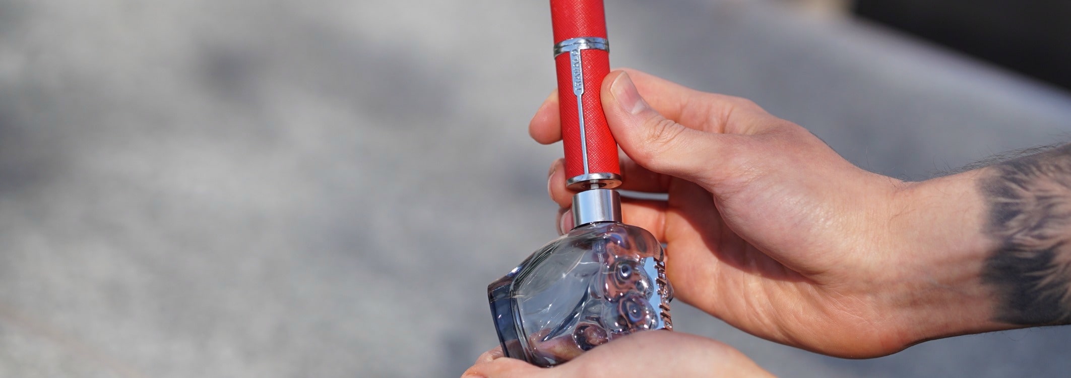 Des mains dhomme avec un flacon de parfum pompent le contenu dans un vaporisateur de parfum