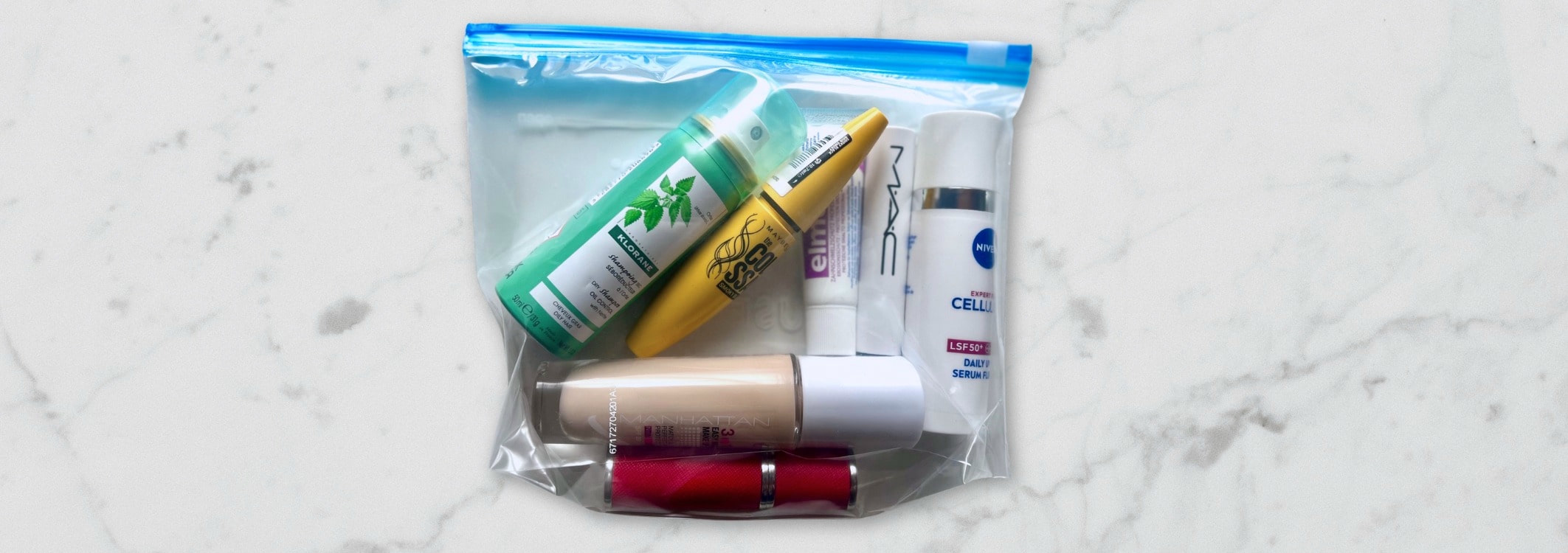 Sac en plastique dun litre contenant des produits de beaute liquides pose sur une table