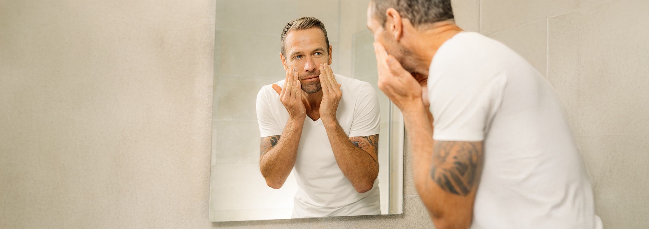 homme avec les deux mains sur le visage
