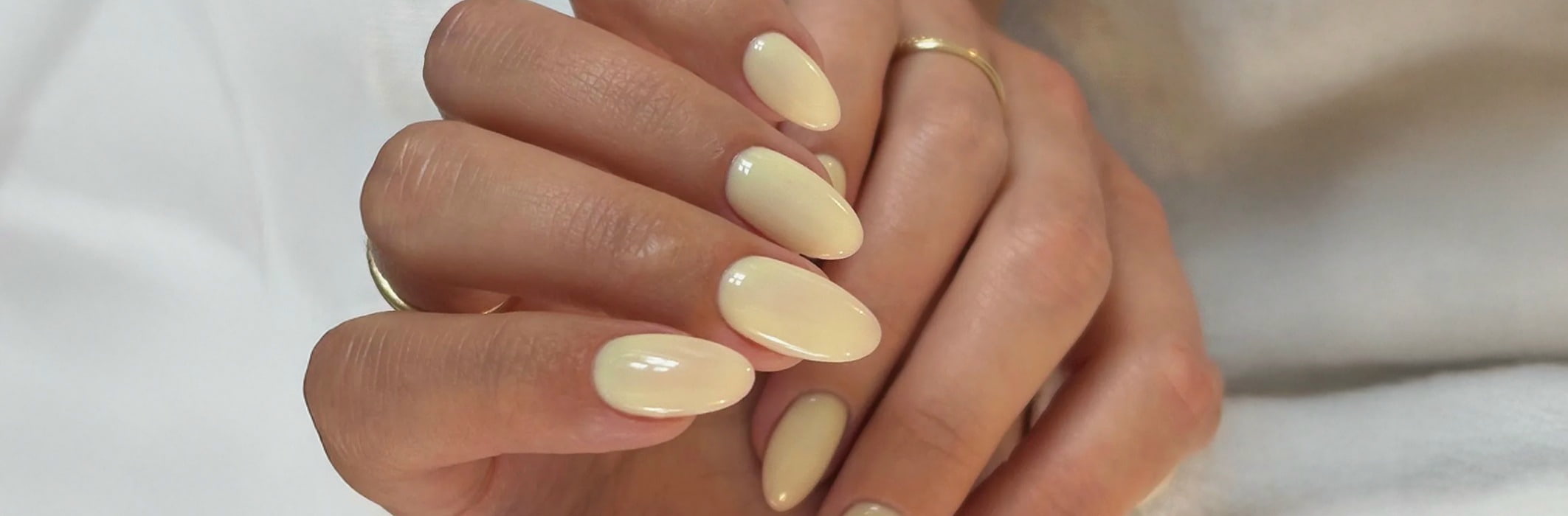hand mit pastel gelben naegel
