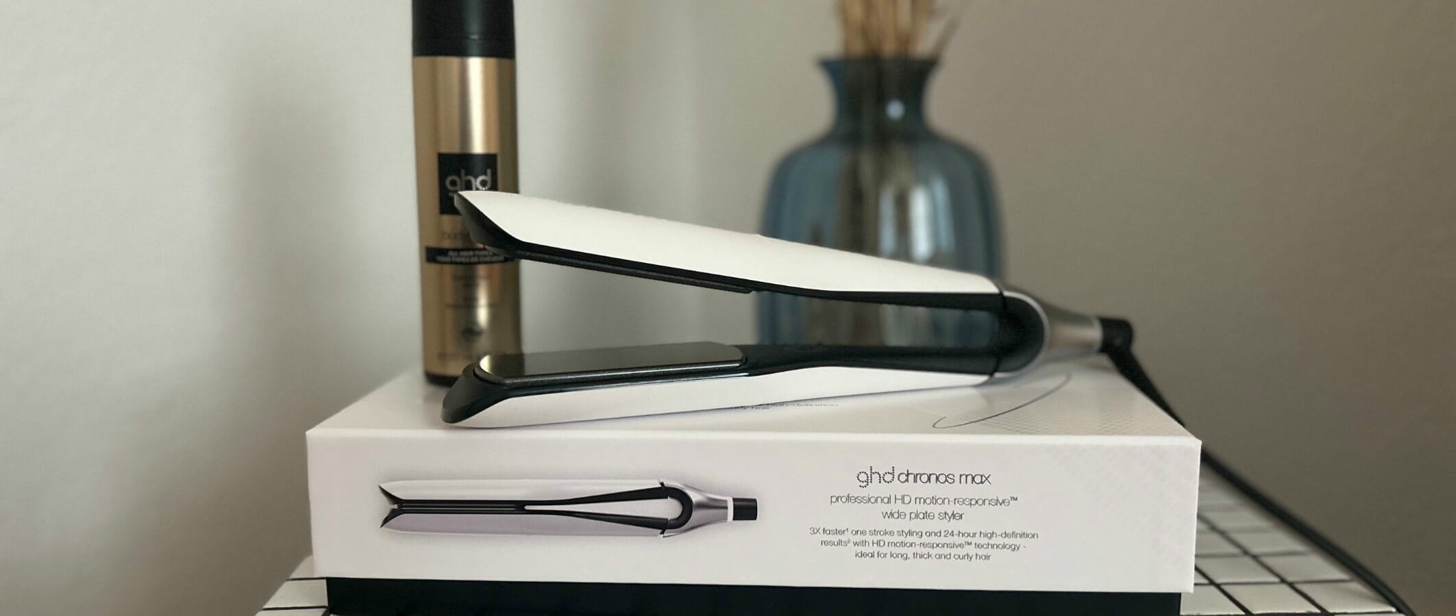 Fer a lisser Chronos Max Styler sur lemballage à côté du spray thermoprotecteur Prep Bodyguard